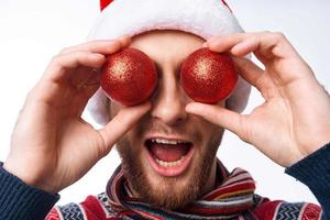 un hombre en un Papa Noel sombrero Navidad decoraciones fiesta de cerca foto