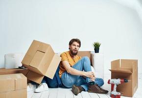 hombre y mujer con vacío cajas Moviente a un Departamento interior interior foto