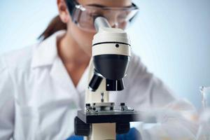 mujer científico laboratorio investigación biotecnología diagnósticos foto