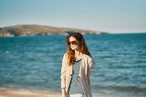 mujer vistiendo Gafas de sol verano naturaleza Fresco aire Oceano viaje foto