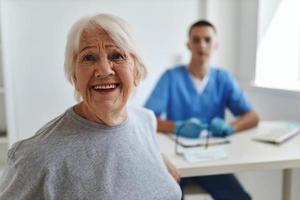 alegre antiguo mujer a el hospital recepción un médico comunicación consulta foto