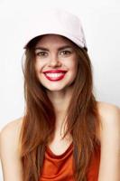 mujer con un gorra amplio sonrisa encanto modelo en su cabeza rojo vestir foto