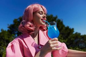 atractivo mujer felicidad vacaciones soleado verano cóctel verano día foto