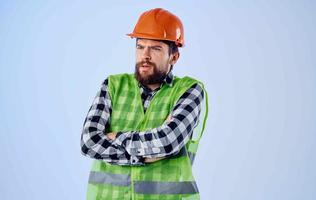 hombre en construcción uniforme casco construcción tecnología planos planos foto
