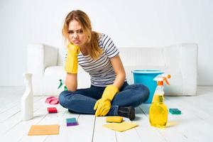 cansado mujer ama de casa limpieza detergente estilo de vida habitación foto