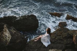 mujer con mojado pelo en blanco vestir piedras naturaleza viaje foto