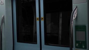 deur van metro trein, metro in Dubai video