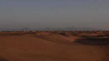 zand duinen in midden- oostelijk woestijn landschap video