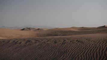 Desierto arena dunas, distante montañas en medio este video