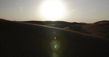 Sonne Rahmen Über Wüste Sand Dünen im Mitte Osten video