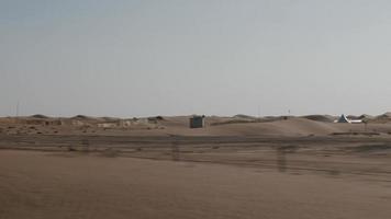 dirigindo através meio leste deserto dentro Unidos árabe Emirados video