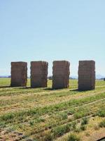 grande pilas de heno en un agricultura campo foto