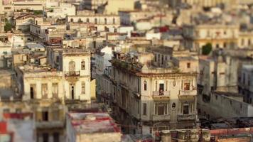 kantelen en verschuiving video op zoek naar beneden op de straat in havanna, Cuba