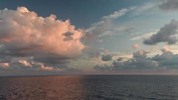 uma lindo nascer do sol em a horizonte às mar filmado a partir de uma barco dentro a Mediterrâneo video