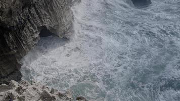 hermosa salvaje línea costera alrededor sagres en Portugal atlántico costa video