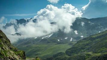 Zeitraffer von das großartig st bernard bestehen und Umgebung Berge im das Alpen wo Italien und Schweiz Treffen video
