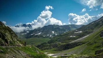 timelapse van de Super goed st Bernard voorbij gaan aan en omgeving bergen in de Alpen waar Italië en Zwitserland ontmoeten video