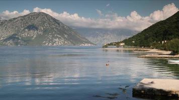 lindo baía do kotor dentro Montenegro Onde montanhas alcance cristal Claro águas video