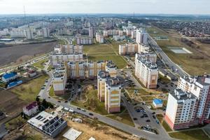 aéreo panorámico ver de moderno residencial zona de Alto edificios foto