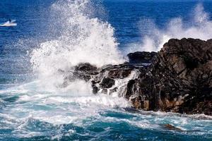 enormes olas del mar foto