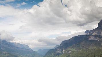 Zeitraffer suchen durch das Wolken Nieder gegenüber Annecy See im das Französisch Alpen video