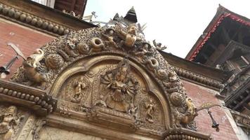 antiguo Preservado de madera mano tallado Monumento terminado un puerta en un templo en bhaktapur - nepal.mp4 video