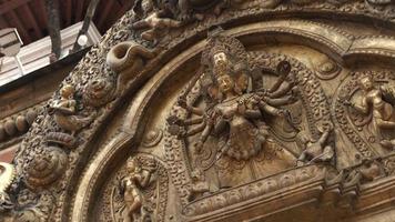 faible angle coup de ancien conservé en bois main sculpté monument plus de une porte sur une temple dans bhaktapur - népal.mp4 video