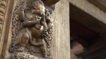 fechar acima tiro do antigo preservado de madeira mão esculpido monumento do shiva em uma têmpora dentro bhaktapur - Nepal video