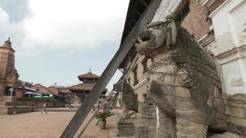 postes apoiando estragado edifícios em Durbar quadrado, bhaktapur, nepal.mp4 video