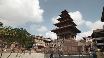 Timelapse av nyatapola tempel på durbar fyrkant i bhaktapur, nepal video