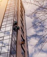 grupo de trabajadores que limpian el servicio de ventanas foto