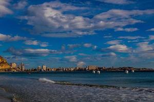 playa paisaje paz y tranquilo en un soleado calentar día foto