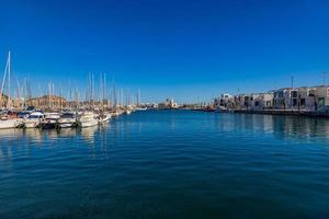 urbano paisaje ver de el Puerto de alicante España en un soleado día foto