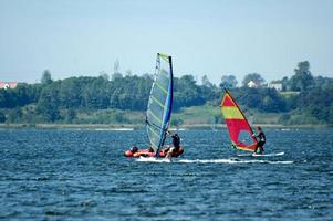 Windsurfing en el bahía de pucka en el báltico mar foto