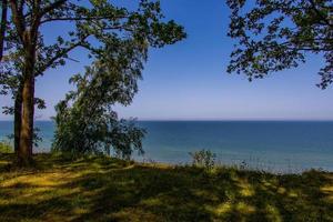 verano paisaje con mar y escarpa arboles en jastrzebia gora, Polonia en un calentar día foto