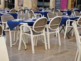 blanco mesas con Armada azul Manteles en restaurante esperando para clientes en España foto