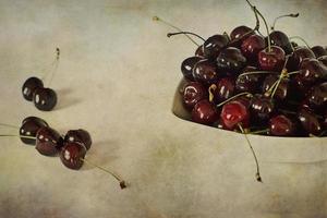 l juicy fresh summer cherries in a white bowl on a vintege background photo