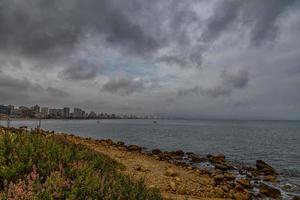 paisaje de el paseo marítimo de alicante España en un calentar soleado otoño día foto