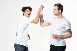 dos chicos en blanco camisetas comunicación amistad ligero antecedentes foto