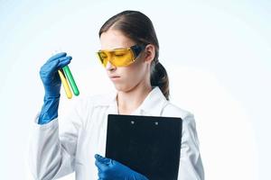 mujer en blanco Saco laboratorio asistente químico solución investigación análisis foto