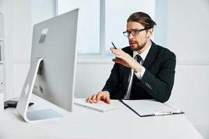 masculino gerente cerca el escritorio oficina computadora jefe foto