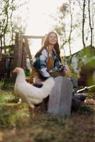 un hermosa mujer trabajos en un granja y vierte Fresco comida desde un cuenco y alimenta el pollos y hace Por supuesto el comida es limpiar y orgánico para el salud de el caras y pollos en un verano soleado día foto