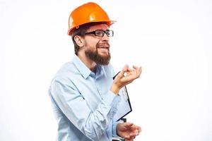 hombre en camisa naranja casco emociones trabajo oficial foto