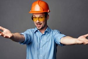 hombre en trabajando uniforme amarillo lentes construcción posando foto