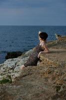 bonito mujer moderno naturaleza lujo posando libertad estilo de vida foto