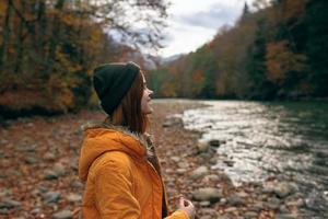 mujer al aire libre otoño bosque montañas río viaje foto