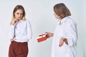 mamá y hija regalo fiesta estilo de vida foto