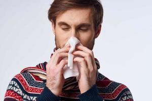 emocional hombre con un pañuelo salud problema gripe síntomas aislado antecedentes foto