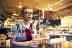 mujer en café cóctel bebida vacaciones verano foto