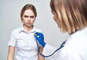 enfermero con azul guantes y medicina estetoscopio paciente foto